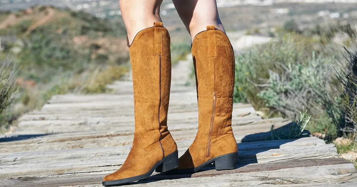 Високі замшеві чоботи до коліна: новий символ елегантної осені 2025 року